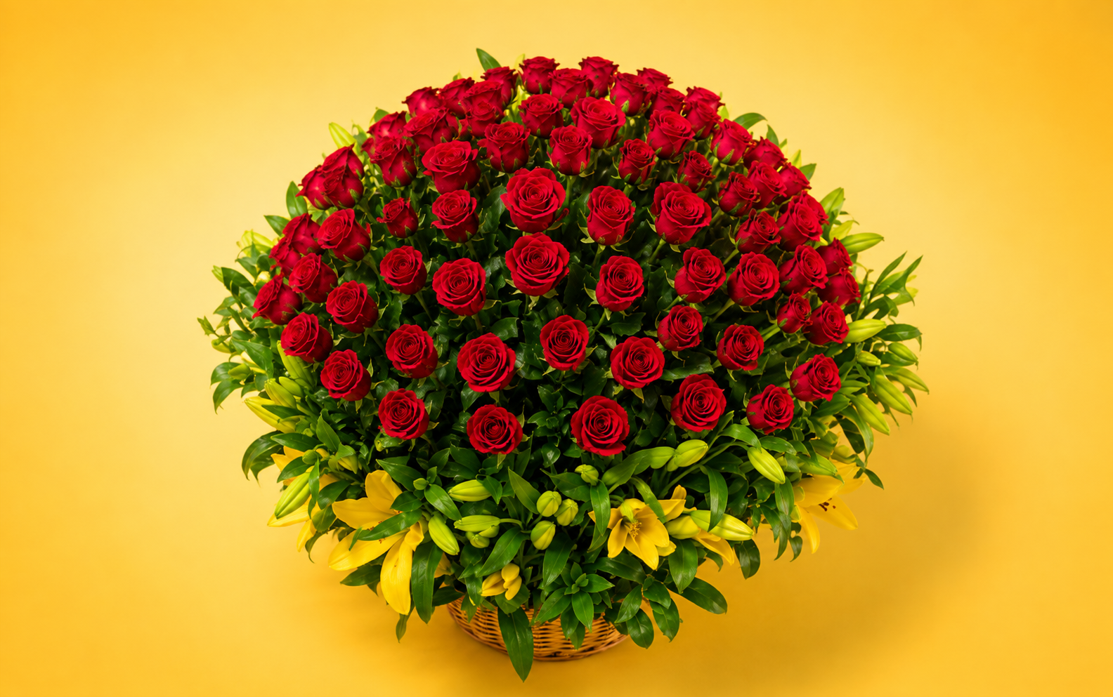 Canasta de 100 Rosas Rojas con lilis amarillas