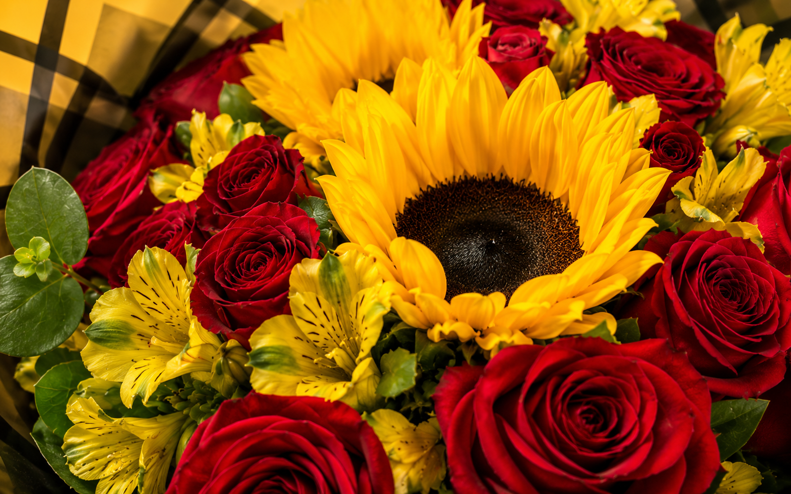 Ramo con Girasol Central y 24 Rosas