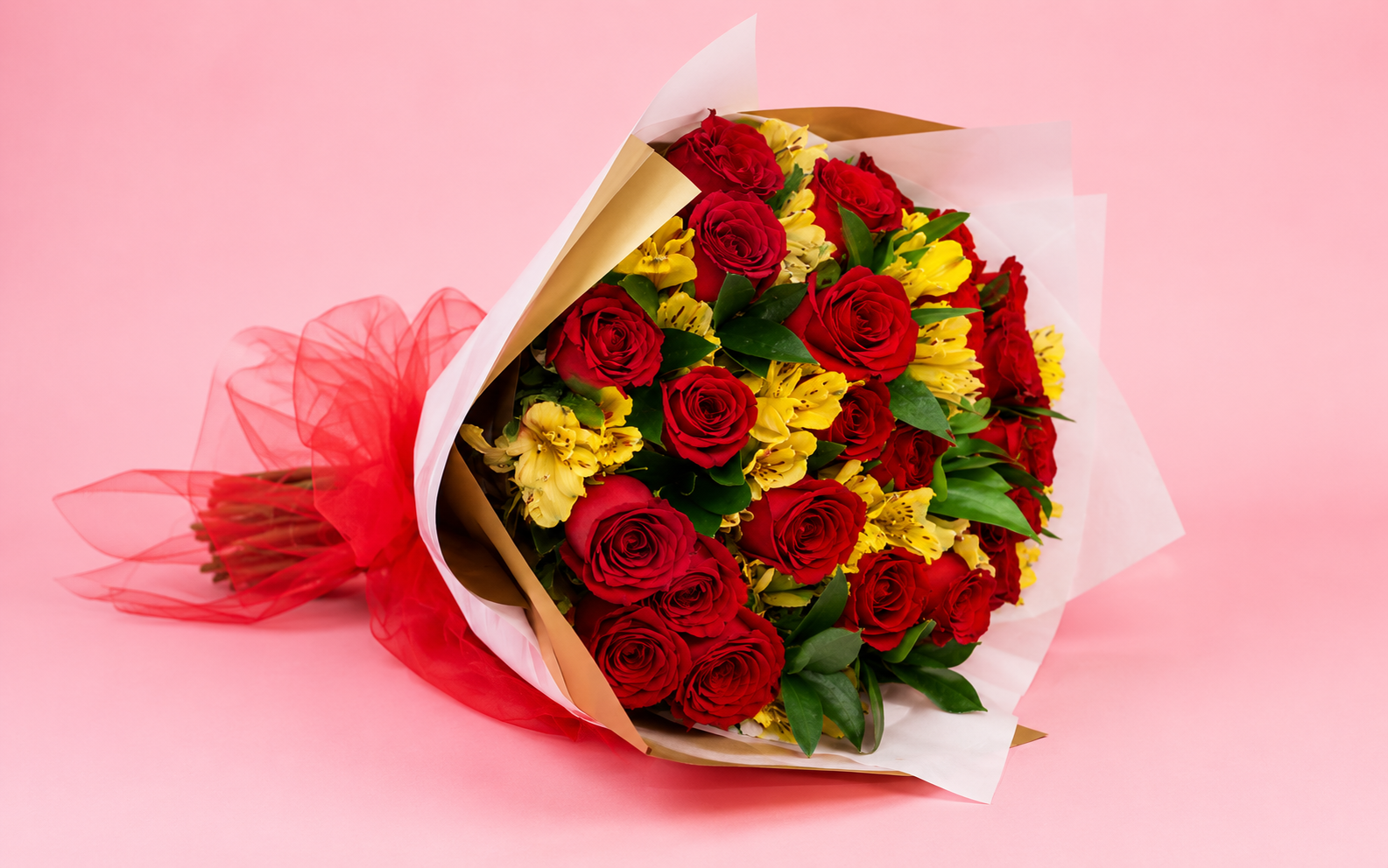 Ramo 24 Rosas con Follaje, Osito y Globo Corazón