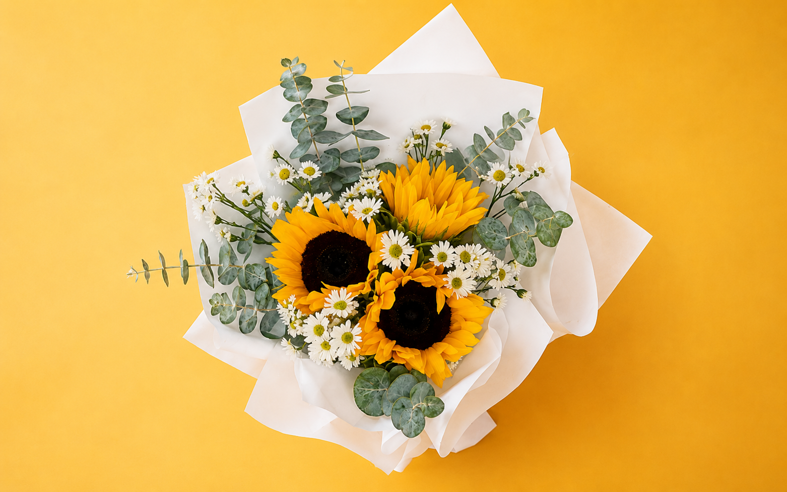 Ramo con 3 Girasoles y Manzanilla