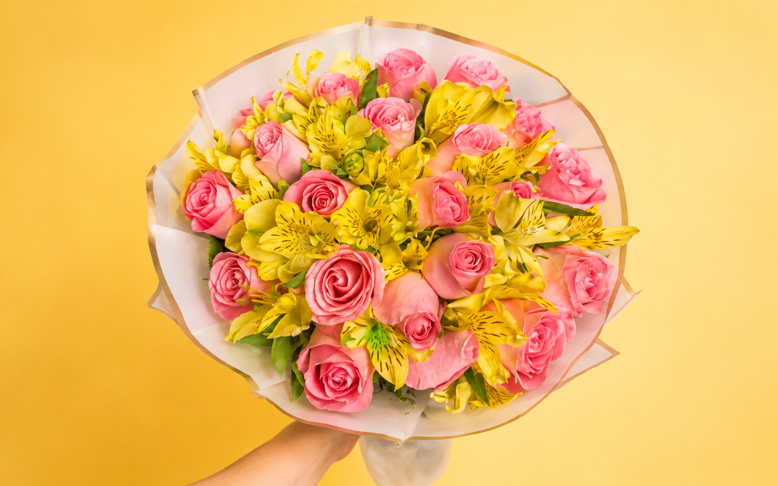 Ramo de 24 Rosas Rosas con alstromelia amarilla