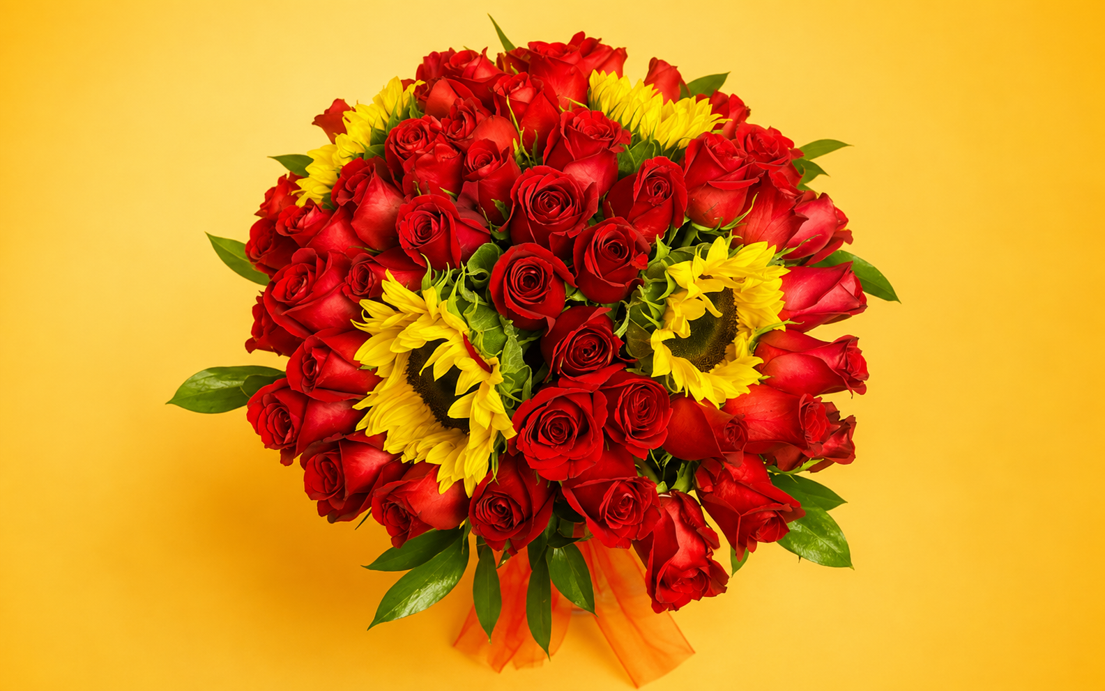 Jarrón con 50 Rosas Rojas y 4 Girasoles