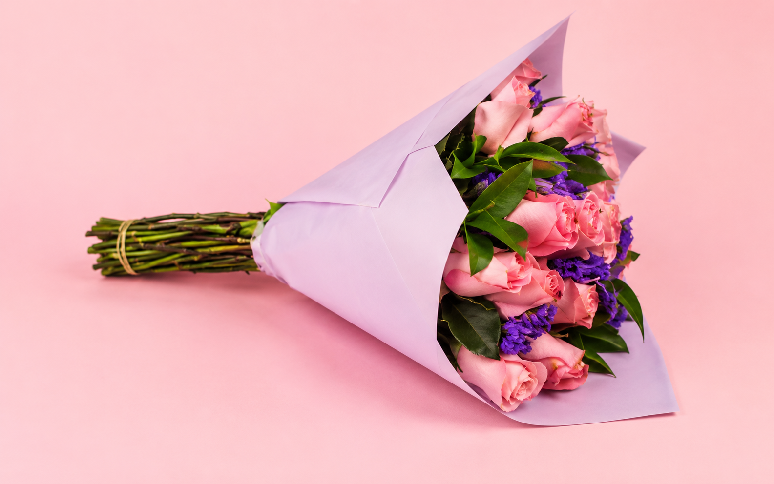 Ramo 24 rosas y alstroemerias teñida