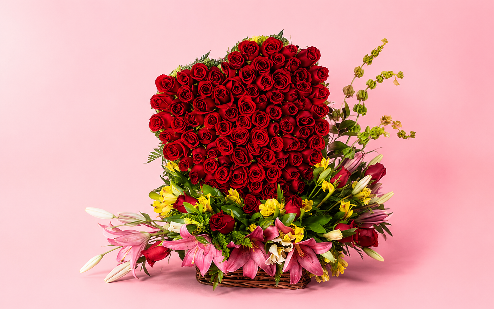 Canasta con Corazón 75 Rosas