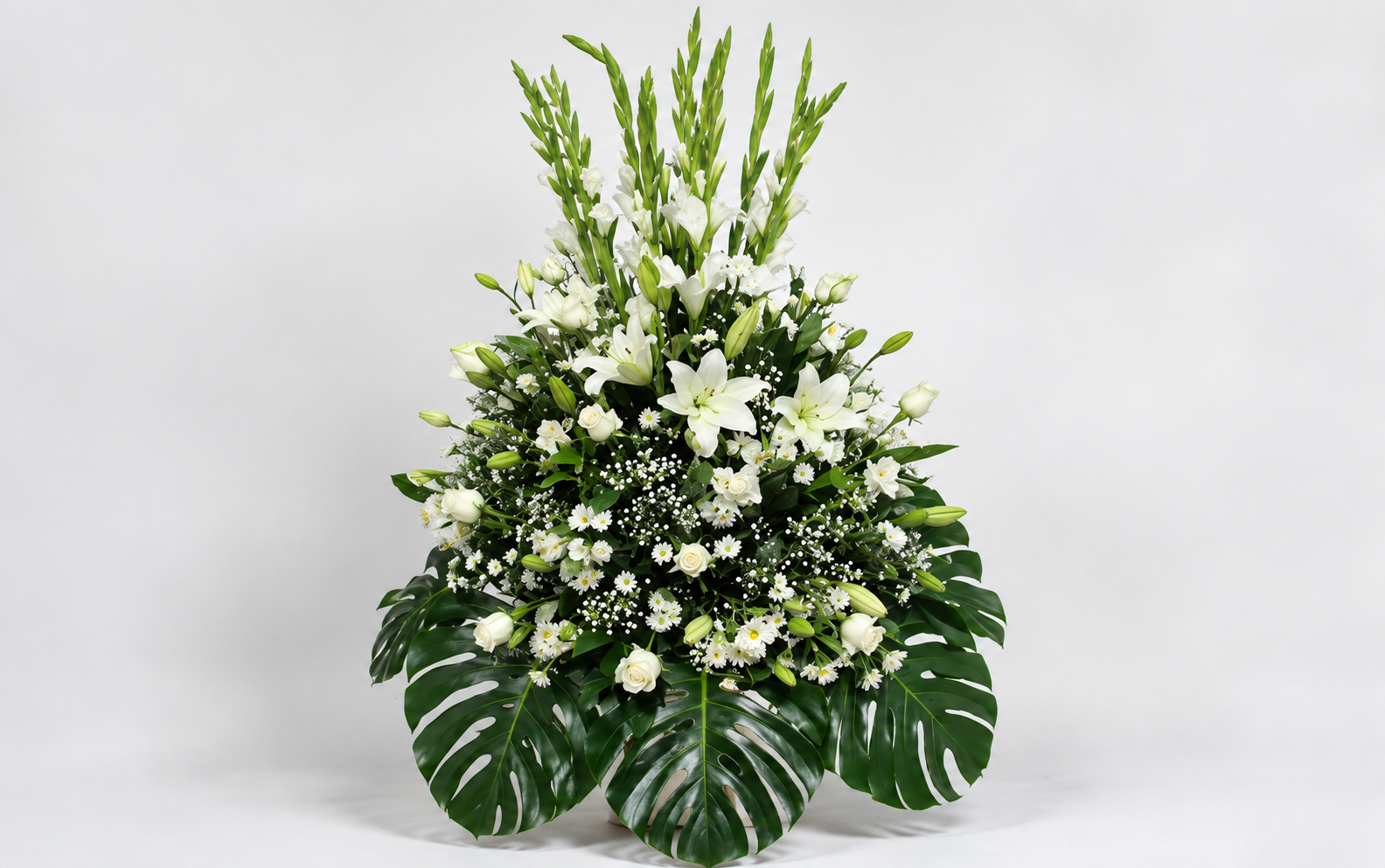 Pirámide de flores blancas