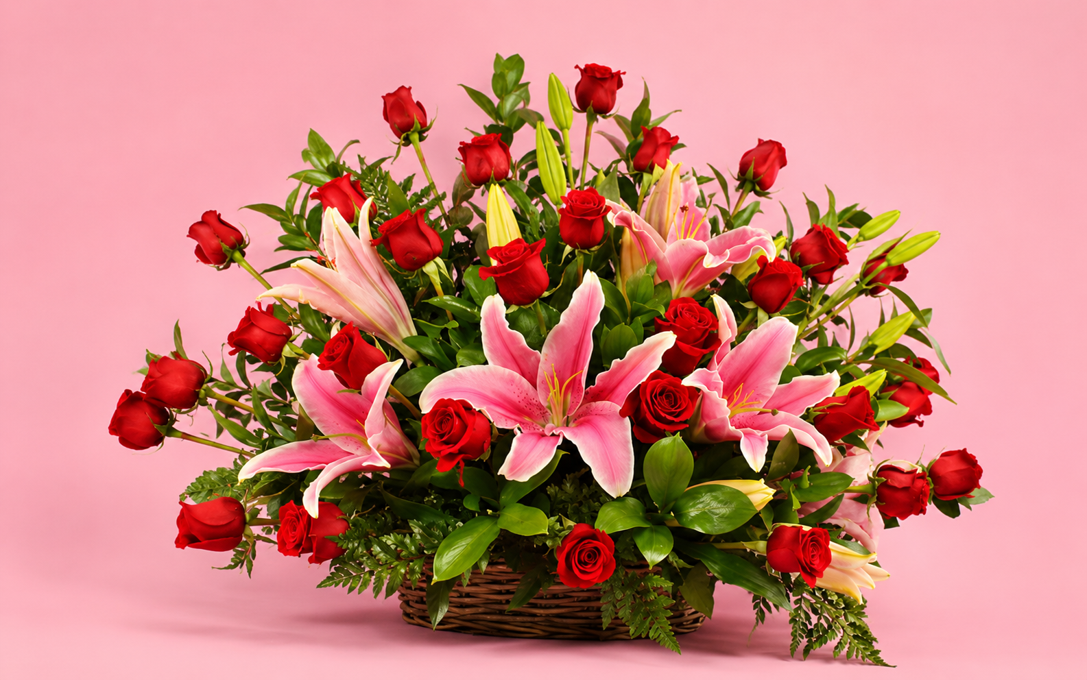 Canasta con 36 Rosas Rojas y Stargazer