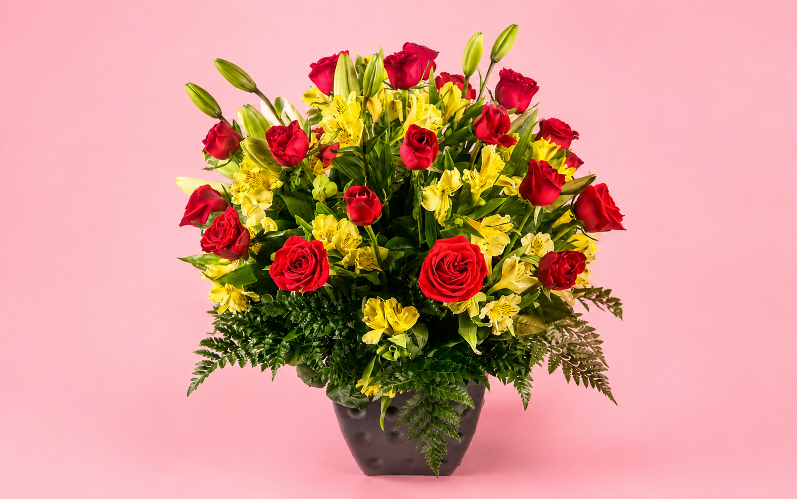Combinación de 10 Lilium y 30 Rosas en Base de Barro