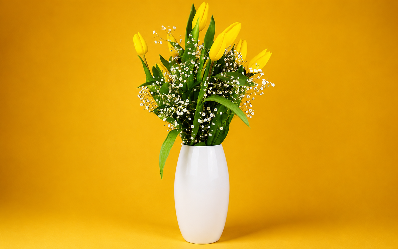 Jarrón Cerámico con 10 Tulipanes y Gypsophilia
