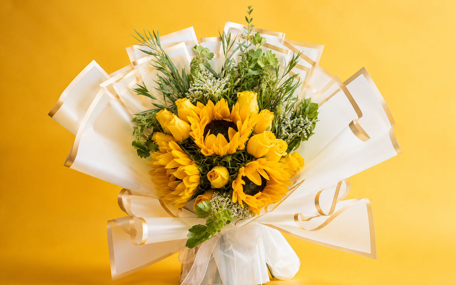 Ramo de 12 Rosas con 3 Girasoles