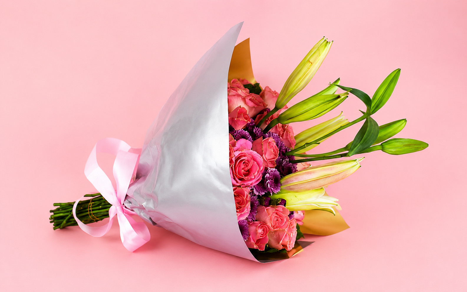 Bouquet de 24 Rosas Hermosas, Stargazer y Moreliana