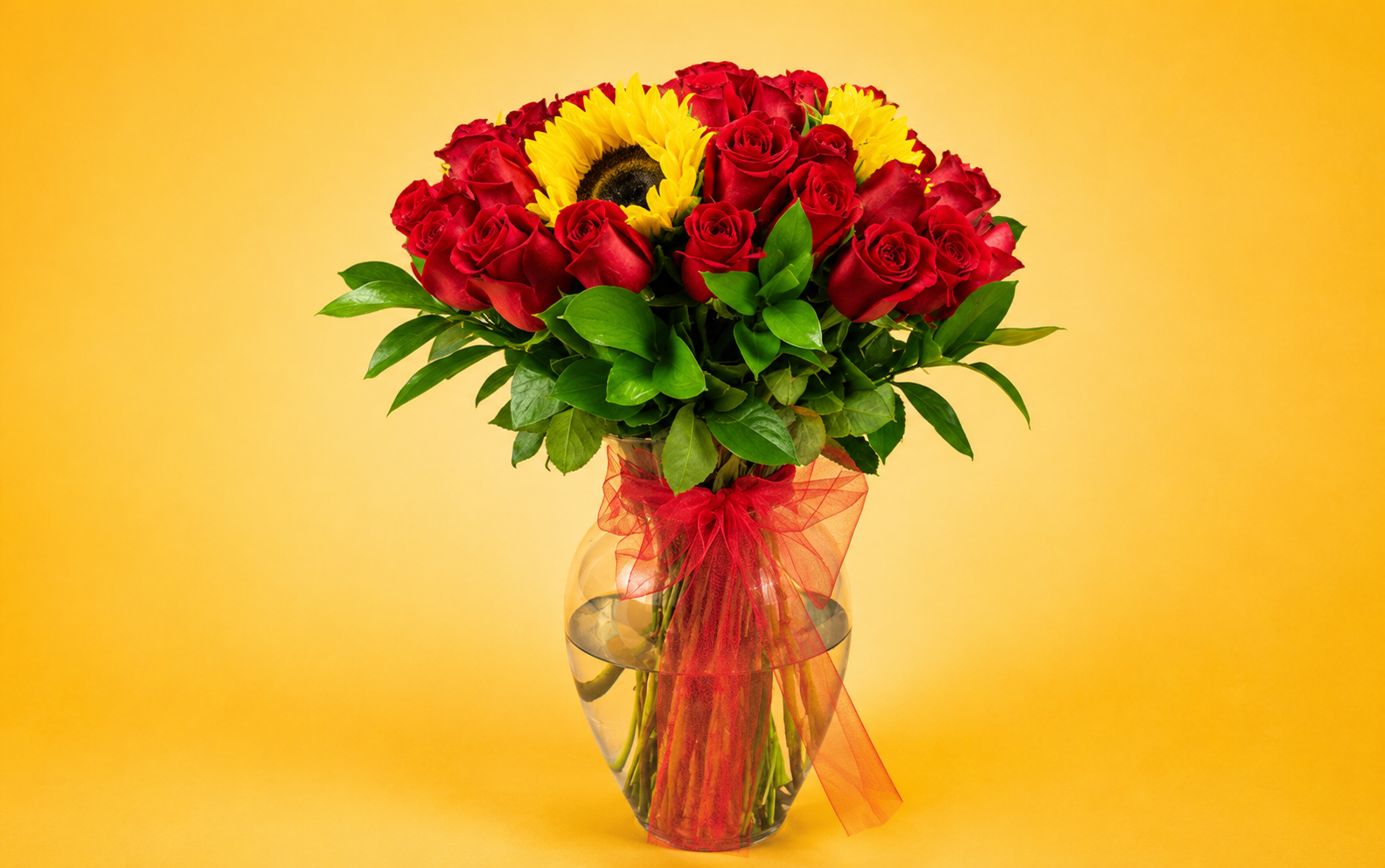 Jarrón con 50 Rosas Rojas y 4 Girasoles