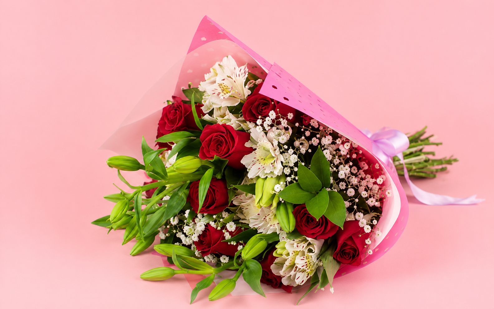 Ramo con 12 Rosas, Lilys, Alstromerias y Follaje