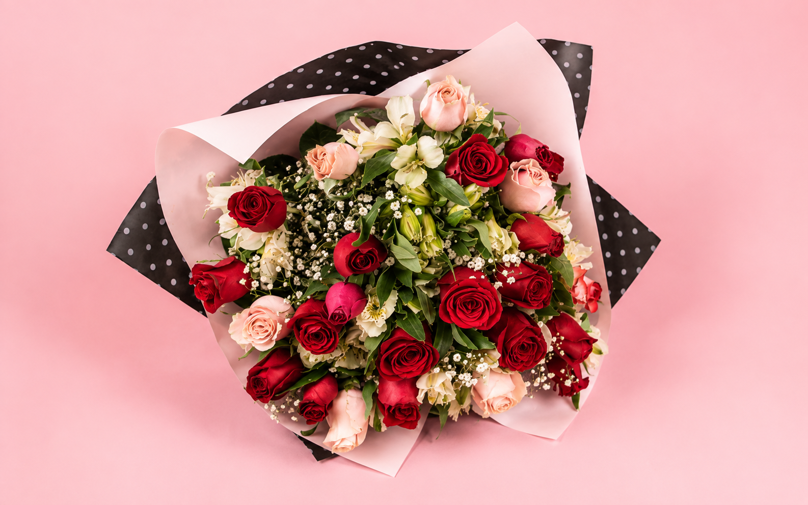 Ramo de 26 Rosas Multicolores con Alstromeria y Follaje