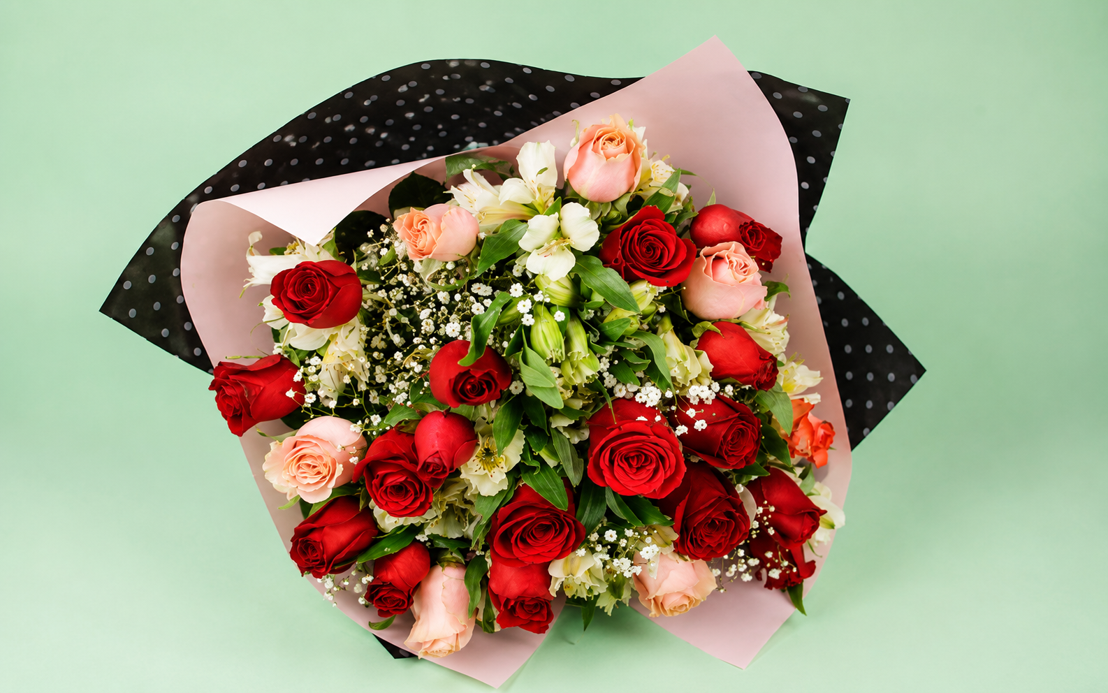 Ramo de 24 Rosas Multicolores con Alstromeria y Follaje