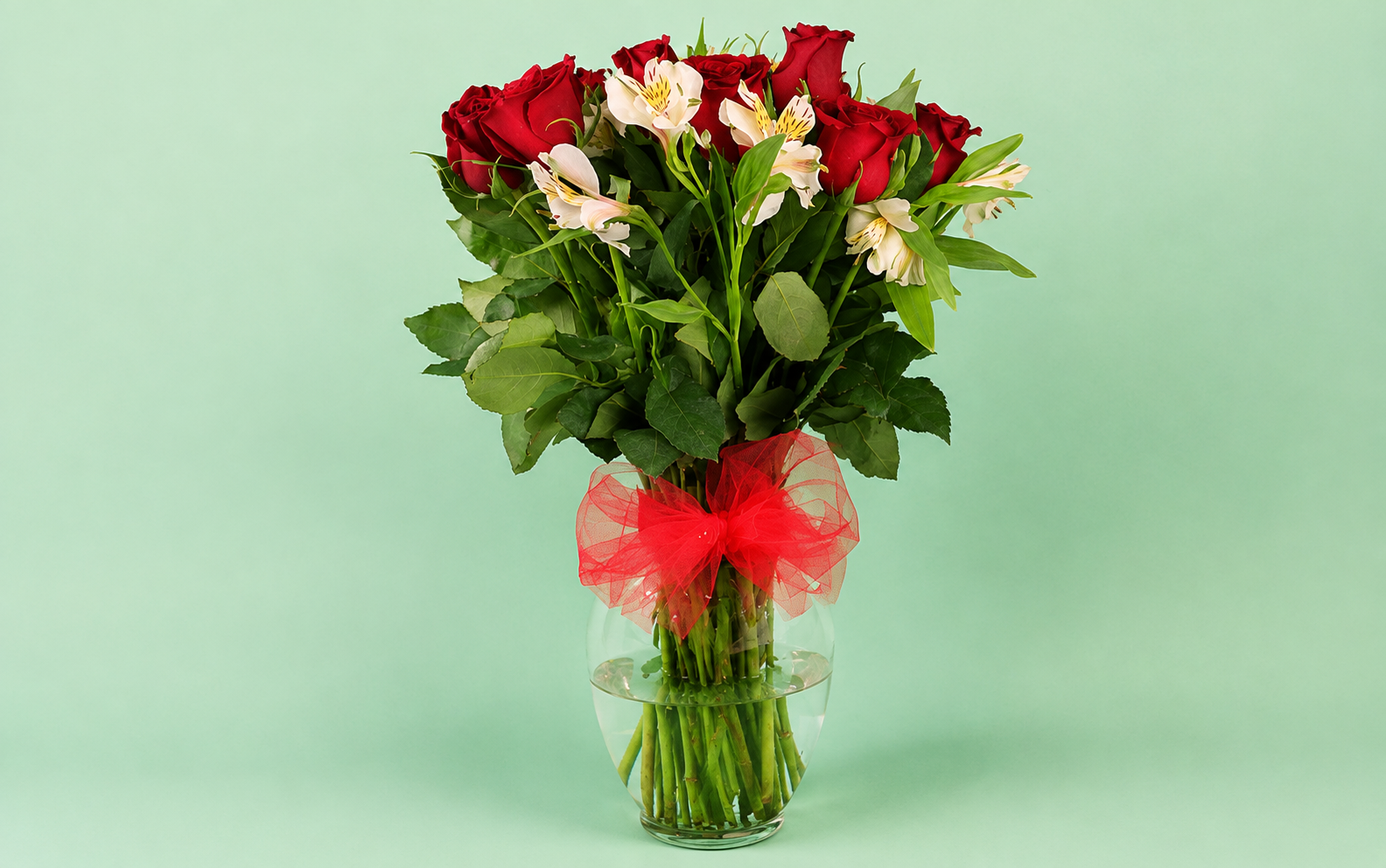 Jarrón de vidrio con 24 Rosas rojas y un Girasol