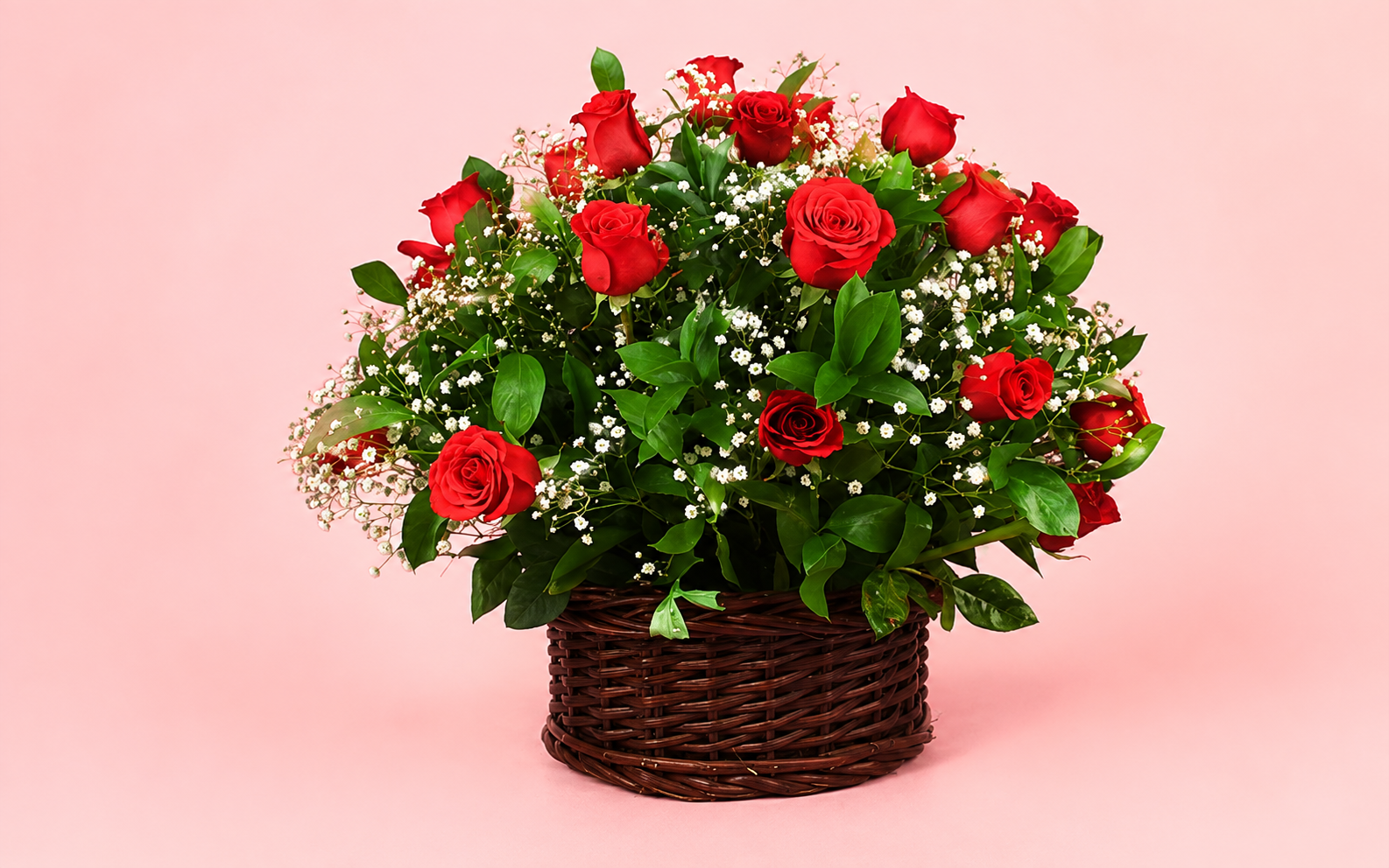 Canasta 24 Rosas, Ruscus y Gypsophilia